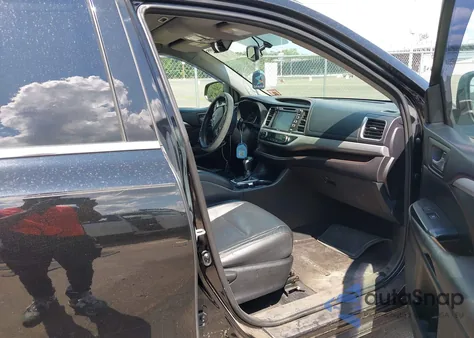 2015 Toyota Highlander Xle V6 z USA, uszkodzony, nr VIN 5TDJKRFH3FS144471